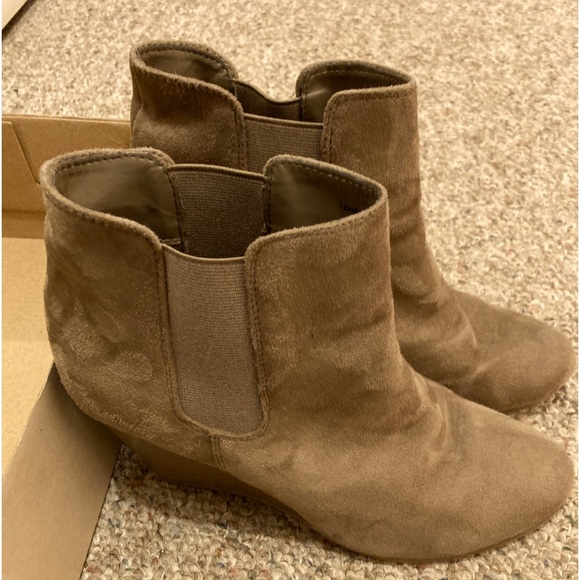 Merona Tan Suede Wedge Booties; Women’s Sz 7.5 ; Like New EUC - Picture 3 of 9